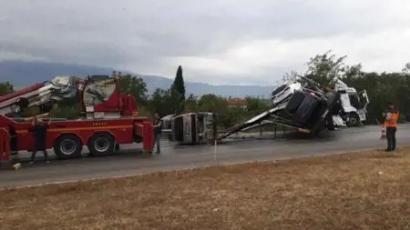 محملة بمركبات فاخرة.. انزلاق شاحنة عن الطريق في أماسيا