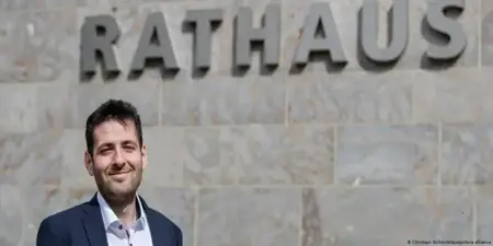 "في غضون 8 سنوات".. من لاجئ سوري إلى رئيس بلدية في ألمانيا