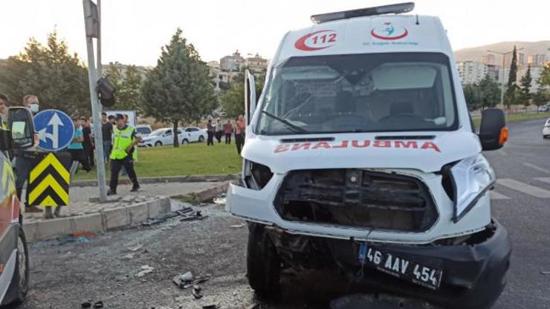 مصرع  سائق سيارة إسعاف في حادث سير مروع بكهرمان مرعش
