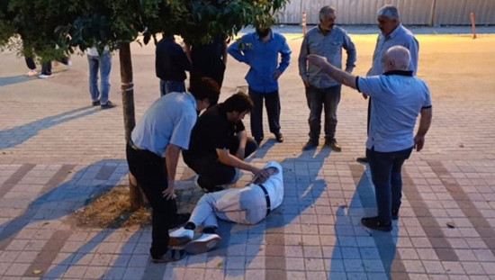 طبيبٌ يقفز من فوق سورٍ لإنقاذ سائق درّاجةٍ ناريّة مصابٍ بحادثٍ في إينه‌گول ببورصة