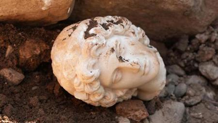 العثور على رأس تمثال للإسكندر الأكبر في مدينة دوزجة القديمة
