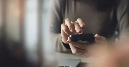 السمنة الرقمية: كيف تُثقل «سعرات البيانات» عقولنا وتضعف تركيزنا؟