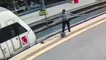 حادث محزن..  تعرض عامل لصعقة كهربائية أثناء تنظيفه القطار كهربائي في إسطنبول