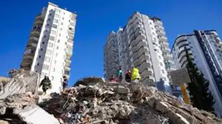 انهيار أرضي يُخلي 6 مبانٍ في إسطنبول