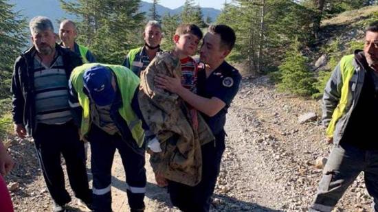العثور على طفلين تاها بغابة في ولاية أضنة التركية 