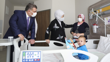 أمينة أردوغان في زيارة إنسانية لمستشفى سرطان الأطفال