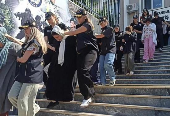 تفكيك عصابة نشلٍ استهدفت السيّاح في وسائل النقل العامّ بإسطنبول وتوقيف 26 مشتبهاً