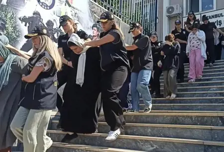 تفكيك عصابة نشلٍ استهدفت السيّاح في وسائل النقل العامّ بإسطنبول وتوقيف 26 مشتبهاً