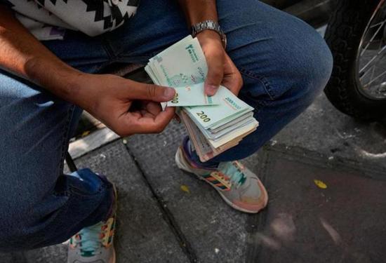 الأزمة الاقتصادية في إيران تتعمّق: انهيارٌ قياسيّ لليال وزياداتٌ لا تتوقّف