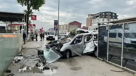 حادث اصطدام مروع يقسم السيارة إلى نصفين في بورصة