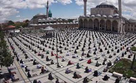 هل ستُقام الصلاة في المساجد خلال فترة الإغلاق الكامل في تركيا؟