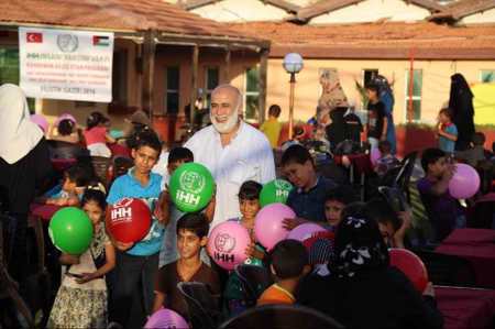 الإغاثة التركية تقدم مساعدات مالية لأسر شهداء وجرحى قطاع غزة