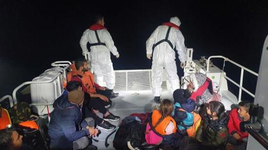 إنقاذ 20 مهاجرًا غير نظامي دفعتهم اليونان إلى المياه الإقليمية التركية