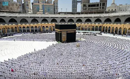 السعودية :ضيوف الرحمن يؤدون صلاة عيد الفطر بالمسجد الحرام