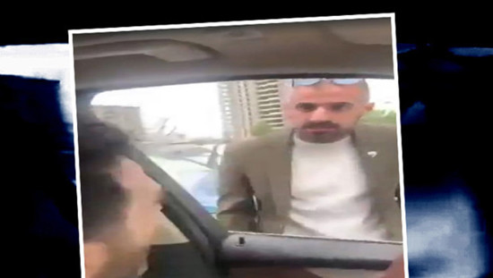اعتقال سائق حاول إجبار فنان الموسيقى الشعبية إسماعيل ألتونساراي على النزول من سيارته في أنقرة