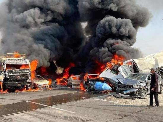 حادث مروع في مصر.. اشتعال النيران في عدة سيارات بطريق رئيسي
