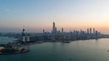 الحرس الثوري الإيراني يعلن مهاجمة قاعدة أمريكية في الكويت وتدمير حظائر مسيّرات