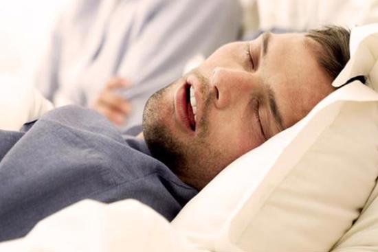 هل يزعجك الشخير أثناء النوم؟ تعرف على أسبابه وطرق التخلص منه