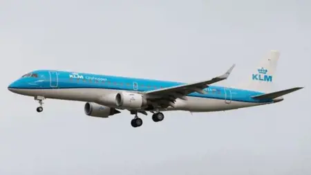 مصرع شخص بعد أن علق في محرك طائرة بمطار أمستردام في هولندا مصرع شخص بعد أن علق في محرك طائرة بمطار أمستردام في هولندا