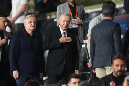 أردوغان يحضر مباراة كرة القدم بين فريق رامس باشاك شهير التركي ولا فيوريتا الأوروبي