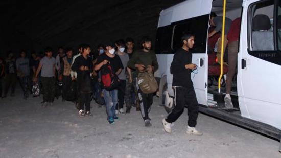 الشرطة التركية تلقي القبض على عشرات المهاجرين غير الشرعيين في فان