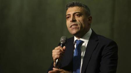 رئيس حزب الابتكار التركي يتعرض للطعن في مكتبه