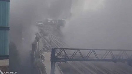 بالفيديو.. حريق ضخم يشتعل في جسر للسكك الحديدية بلندن