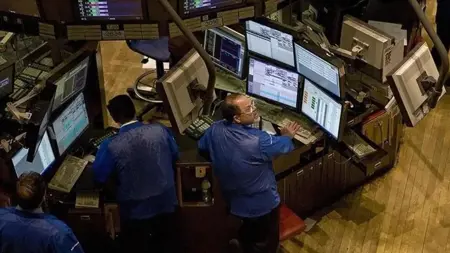 ادعاءات بهجوم إيراني على سفن في هرمز يعيد التوتر للأسواق ويرفع أسعار النفط
