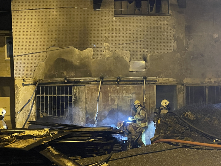 الوصف: إحراق مصنع أثاث في اسطنبول
