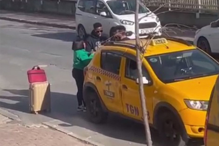 سائق تاكسي  بإسطنبول يُجبر الركاب على دفع الأجرة بالدولار