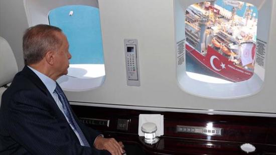 أردوغان يتفقد سفينة التنقيب "عبد الحميد خان " من الجو