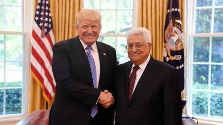 ترامب ينشر رسالة تلقاها من الرئيس الفلسطيني محمود عباس.. ويرد عليها