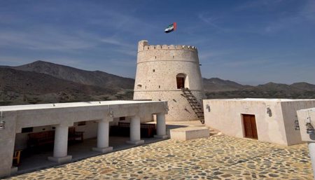 بعمر أكثر من 200 عام... تعرّف على قلعة "الغيل" الإماراتية