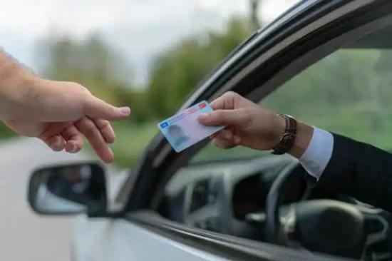 تحذير لأصحاب رخصة القيادة من النوع القديم: الغد آخر موعد تحذير لأصحاب رخصة القيادة من النوع القديم: الغد آخر موعد