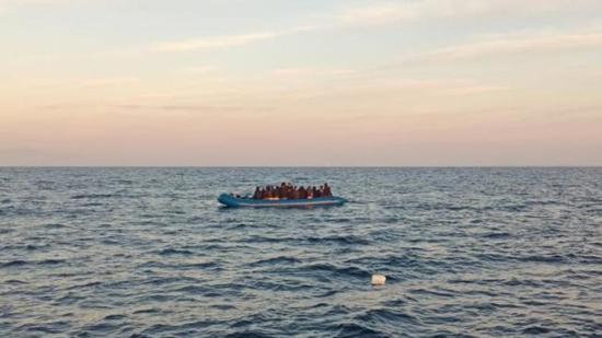 إنقاذ 114 مهاجرًا غير نظامي دفعتهم عناصر يونانية إلى المياه الإقليمية التركية