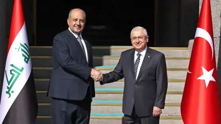 وزير الدفاع التركي يلتقي بنظيره العراقي