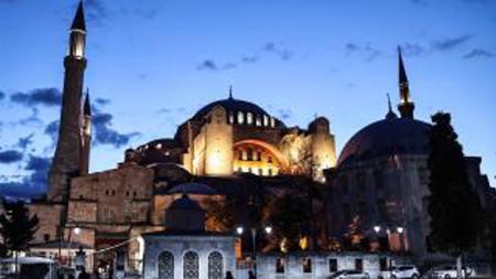 محافظ اسطنبول يشارك عملًا هادفًا رائعًا بشأن مسجد آيا صوفيا