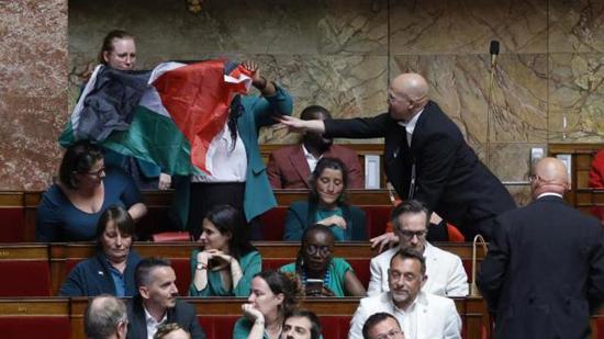 رفع العلم الفلسطيني في البرلمان الفرنسي