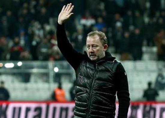 مدرب فريق بشيكتاش التركي يقدم استقالته