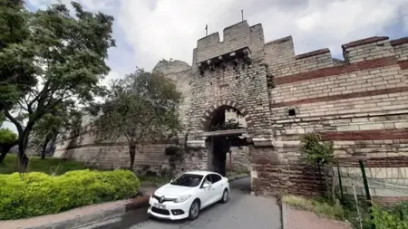 جدران سيلفري كابي باسطنبول تشهد انهيارا جراء الأمطار الغزيرة