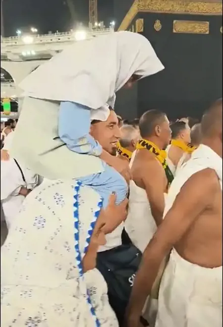 مشهد معتمر يحمل أمه على كتفيه بجوار الكعبة يتصدر منصات التواصل 