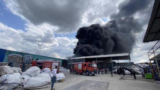 حريق هائل في مصنع إعادة تدوير في سكاريا