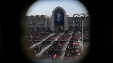 اليوم الثاني لتشييع خامنئي بطهران.. صلاة جنازة وسط هتافات الانتقام