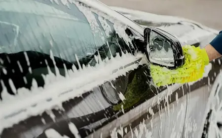 طرق تنظيف السيارة في الشتاء بأمان دون تلف المعدات