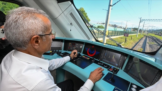 وزير النقل التركي يعلن قرب انتهاء أعمال تصميم القطار السريع المحلي