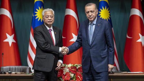 أردوغان يجري محادثة هاتفية مع رئيس الوزراء الماليزي