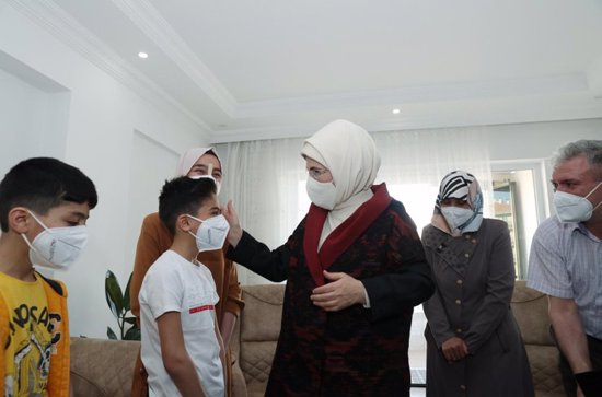 سيدة تركيا الأولى تزور عائلة سورية لاجئة في العاصمة أنقرة