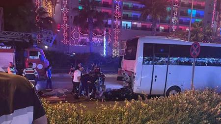 مصرع شخصين إثر اصطدام دراجة نارية بحافلة صغيرة في أنطاليا