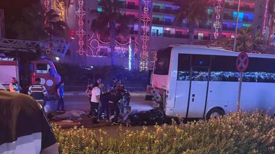 مصرع شخصين إثر اصطدام دراجة نارية بحافلة صغيرة في أنطاليا