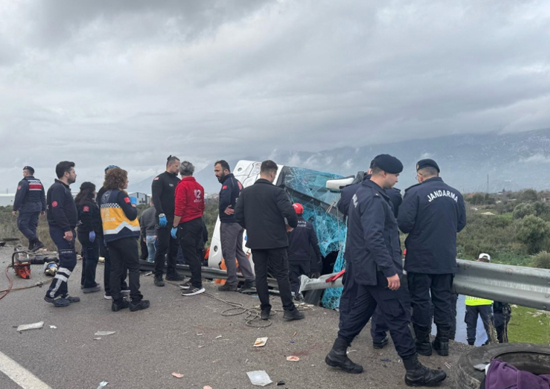 فاجعة تهز أنطاليا.. 9 قتلى و21 جريحاً في انقلاب حافلة ركاب